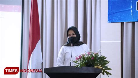 dewanti rumpoko satu satunya wali kota penerima penghargaan bhakti desa