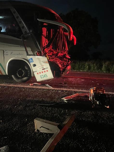 Motorista De Nibus Fica Preso Nas Ferragens Ap S Acidente Caminh O