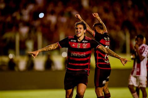 Hat Trick De Pedro Flamengo Vence Bangu E Assume A Lideran A Do