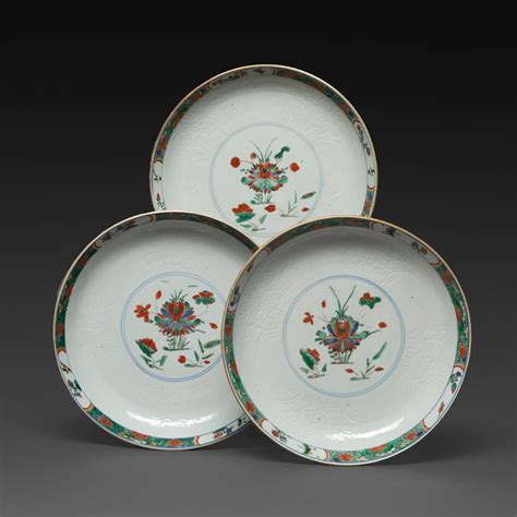 Lot SUITE DE TROIS ASSIETTES CREUSES en porcelaine émaux polychromes