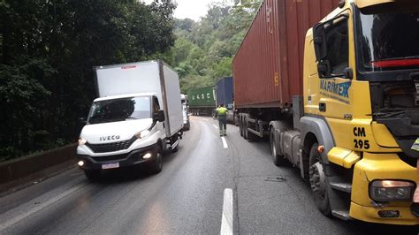 Engavetamento Entre Quatro Carretas Causa Lentidão Na Via Anchieta