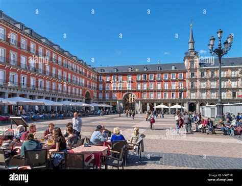 Cafes and restaurants on Plaza Mayor, Madrid, Spain Stock Photo - Alamy