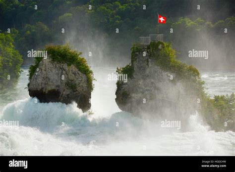 Rhine Falls Rock Fotos Und Bildmaterial In Hoher Aufl Sung Alamy