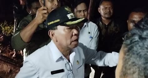 Bupati Kupang Korinus Masneno Diusir Warga Silu Peresmian Air Bersih