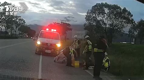 騎車竟被「警車」撞！ 8旬翁摔進1米深草堆│警方│車禍│老翁│tvbs新聞網