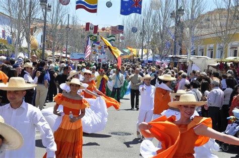 Descubre los fascinantes trajes indígenas de Finlandia una tradición