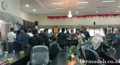 Dua Anggota Dewan Nyaris Adu Jotos Dalam Rapat Paripurna AKD DPRD Inhu