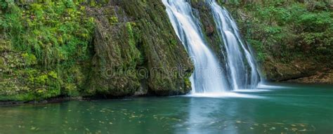 Cascada De La Fuente De La Lisonja En Un Remanso De Paz Con Su Cascada