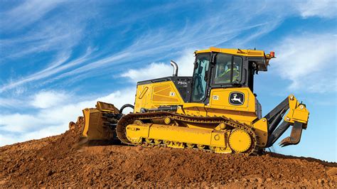 Deere's 700L and 750L dozers are built for the modern operator