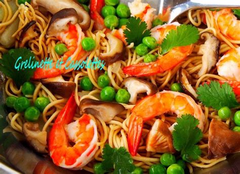 Wok De Nouilles Chinoises Sautées Aux Crevettes Et Aux Shiitakés