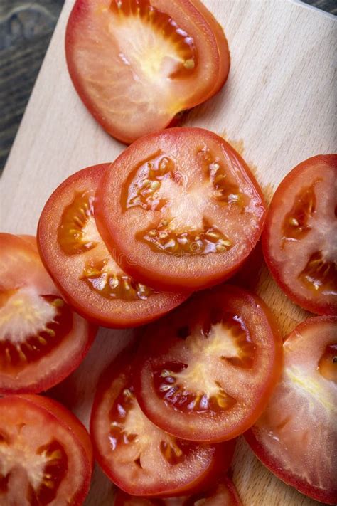 Delicioso Tomate Fresco Cortado Em Peda Os Na Mesa Foto De Stock