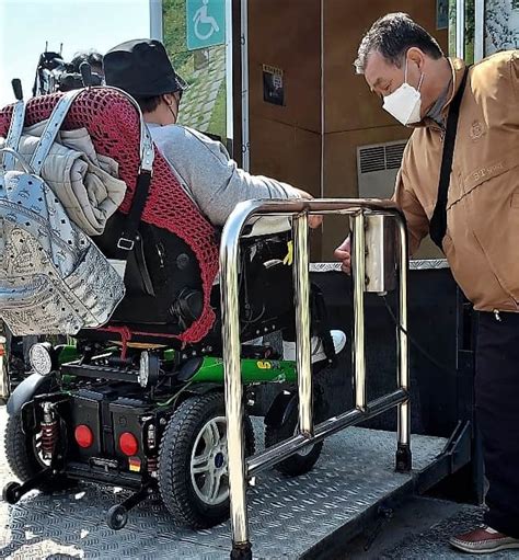 휠체어 사용 장애인 ‘낙동강 생태공원 화장실 절반 이상 접근 불가 더인디고