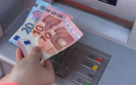 Podizala tuđi novac na bankomatu evo kako joj je to uspjelo Poslovni