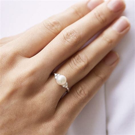 Freshwater Pearl and Diamond Ring in White Gold | KLENOTA