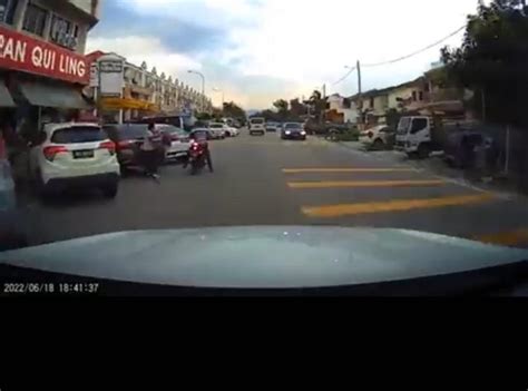 Dua Suspek Ragut Wanita Dalam Restoran Diburu Polis