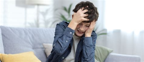 11 Telling Signs of Panic Attacks in Teens & How to Handle It