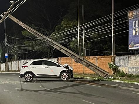 Acidente Na Zona Sul De Teresina Carro Colide Contra Poste E Condutor