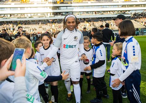 Ronaldinho Gaúcho se esquiva de invasão de fãs e faz graça bola em