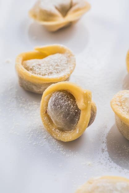 Bolinhos De Massa Frescos Crus Ou Massas Tortellini Italianas Isoladas