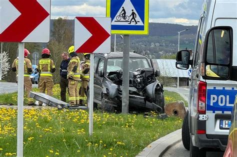 Wypadek na ulicy Podkarpackiej w Rzeszowie Samochód uderzył w słup