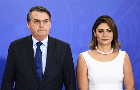 Bolsonaro E Michelle Desistiram De Novo De Voltar Ao Brasil No Dia