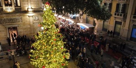 Il Mercatino Con Le Casette Accanto Al Teatro Vittorio Emanuele