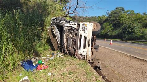 Motorista Tomba Carreta Na BR 040 E Fica Gravemente Ferido Em Paracatu