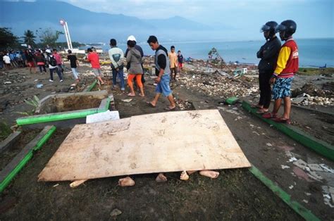 Indonesia Earthquake Tsunami Updates Mass Burials As Toll Rises To 832