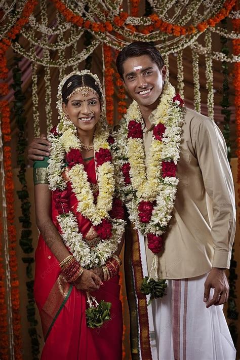 伝統的なインドの結婚式中に花輪を身に着けている新郎新婦の肖像画 ベクター 背景 無料ダウンロードのための画像 Pngtree