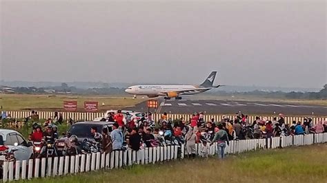 Kloter Terakhir Nonton Pesawat Haji Landing Take Off Di Bandara Adi