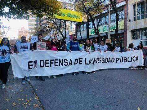 Hist Rica Marcha Universitaria En Roca Cerca De Personas Se