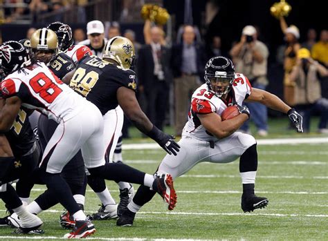 michael turner falcons   shoulders load   york times