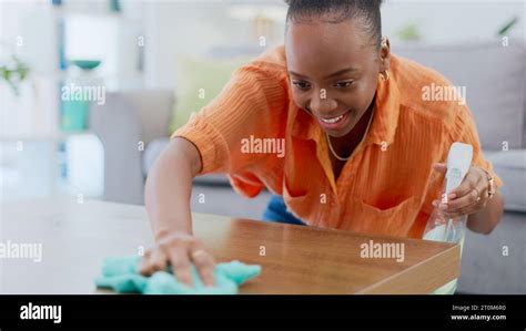 Femme De Menage Africaine Banque De Photographies Et Dimages à Haute Résolution Alamy