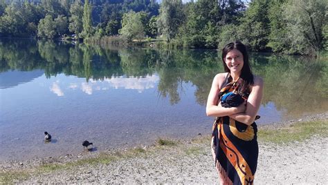 Noémie sort de l eau du lac de Carouge à St Pierre d Albigny France Bleu