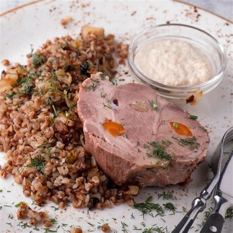 Carne De Porco Cozida Cereais De Trigo Sarraceno Servido Garfo