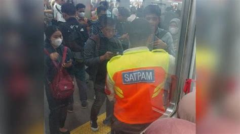 Krl Tanah Abang Rangkasbitung Gangguan Penumpang Menumpuk Di Stasiun