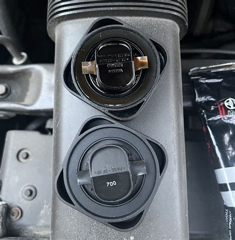 Замена крышки маслозаливной горловины — BMW X5 (E70), 4,8 л, 2007 года ...