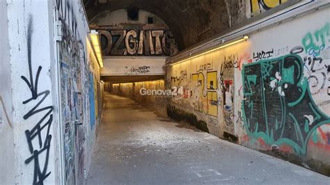 Cadono Calcinacci Nel Tunnel Di Borgo Incrociati Passaggio Pedonale