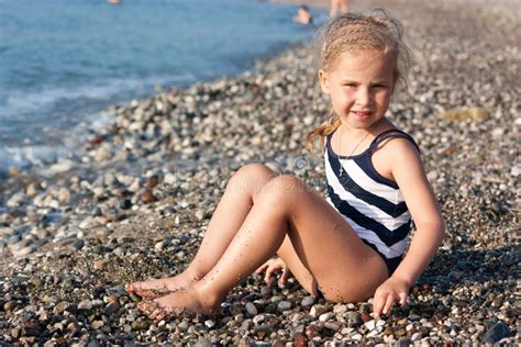 Menina Do Preteen Na Praia Do Mar Imagem De Stock Imagem De Praia