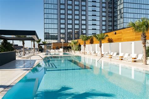 Hotel Walking Distance to Amalie Arena | JW Marriott Tampa Water Street