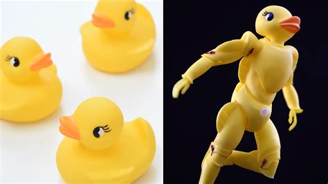 Cet artiste a transformé un canard en plastique en figurine de super héros