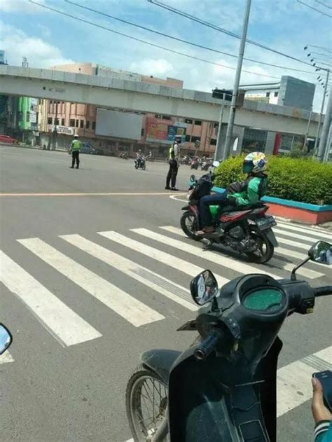 Potret Tingkah Tak Biasa Orang Orang Indonesia Di Zebra Cross Ini