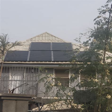 PANNEAU SOLAIRE À BARDEAUX BLUESUN 415W INSTALLÉ AU Nigeria