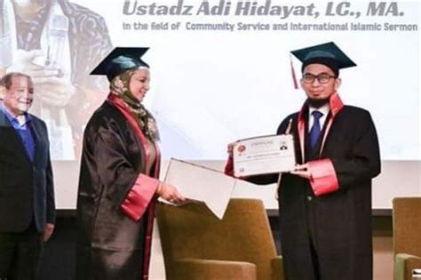 Ustaz Adi Hidayat Raih Gelar Doktor Honoris Causa Dari Universitas