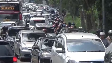 Jalan Menyempit Ribuan Kendaraan Terjebak Macet Di Pelintasan Ka Jombang