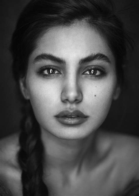 Pin By Mafalda Ribeiro On Photo Natural Black And White Portrait Photography Women Black And