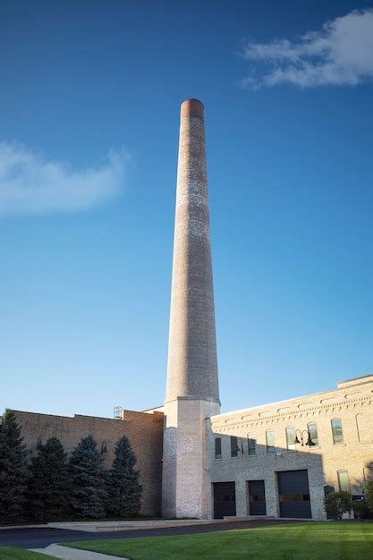 Chimenea en zona urbana con árboles Foto Gratis