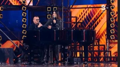 Finale X Factor il duetto di Giorgia e Gigi D Alessio con Napule è è