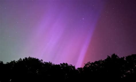 Naturphänomen Polarlichter färben Himmel über Langenberg Glocke