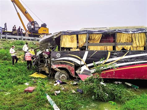 Agra Lucknow Expressway Accident Six Killed Hindustan News